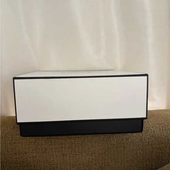 CHANEL Black and White Gift Box - Picture 3 of 5